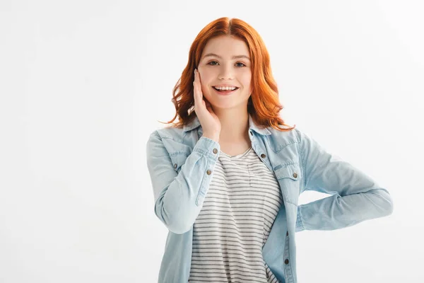 Heureux rousse adolescent fille en denim vêtements, isolé sur blanc — Photo de stock