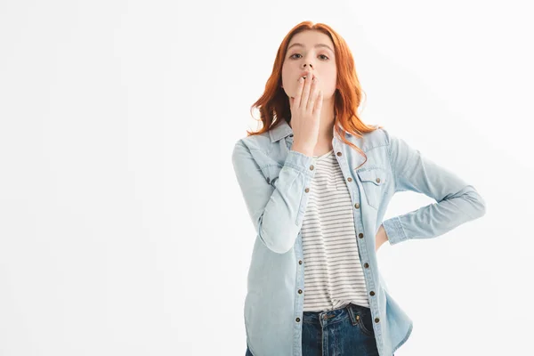 Bella ragazza adolescente rossa pensierosa in abiti di jeans, isolata su bianco — Foto stock