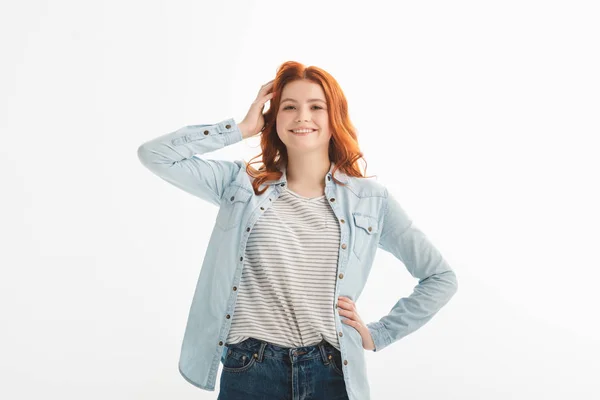 Hermosa sonrisa pelirroja adolescente en ropa de mezclilla, aislado en blanco - foto de stock