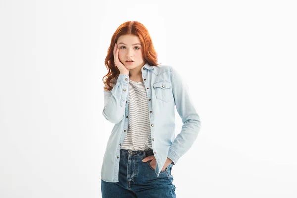 Hermosa pelirroja reflexiva adolescente en ropa de mezclilla, aislado en blanco - foto de stock