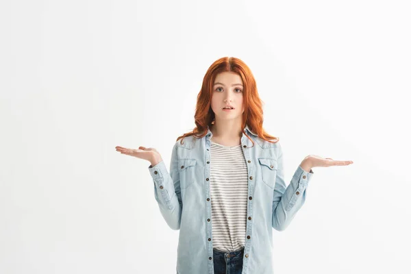 Adolescente sorprendida con gesto de encogimiento de hombros en la ropa de mezclilla, aislado en blanco - foto de stock