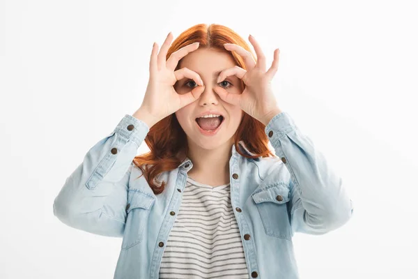 Belle adolescente drôle montrant des lunettes des mains, isolé sur blanc — Photo de stock