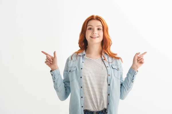 Fröhlich schön rothaarige weibliche Teenager zeigt isoliert auf weiß — Stockfoto