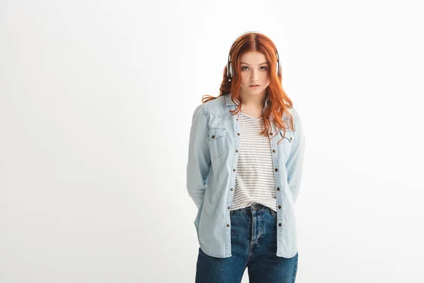 Attrayant rousse adolescent fille écoute de la musique avec écouteurs, isolé sur blanc — Photo de stock