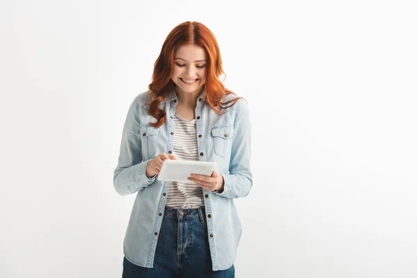 Bella adolescente sorridente utilizzando tablet digitale, isolato su bianco — Foto stock