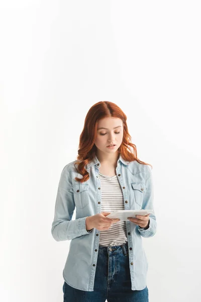 Schöne weibliche Teenager mit digitalem Tablet, isoliert auf weiß — Stockfoto