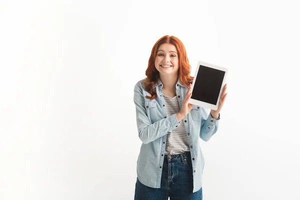 Весела дівчина-підліток, що показує цифровий планшет з порожнім екраном, ізольована на білому — стокове фото