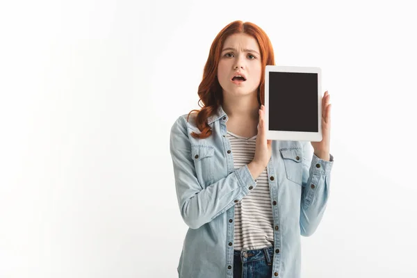 Schöne schockierte Teenager-Mädchen zeigt digitale Tablette mit leerem Bildschirm, isoliert auf weiß — Stockfoto