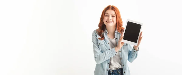 Panoramaaufnahme eines fröhlichen Teenie-Mädchens, das ein digitales Tablet mit leerem Bildschirm zeigt, isoliert auf weiß — Stockfoto