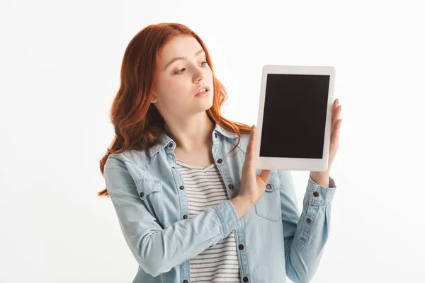 Приваблива жінка-підліток, що показує цифровий планшет з порожнім екраном, ізольована на білому — стокове фото