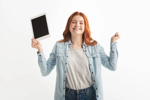 Schöne aufgeregte Teenager zeigt digitale Tablette mit leerem Bildschirm, isoliert auf weiß — Stockfoto