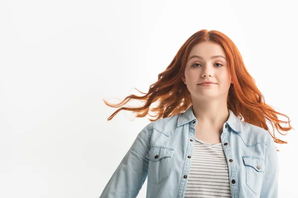 Attraktive rothaarige Teenagerin in Jeanskleidung, isoliert auf weiß — Stockfoto