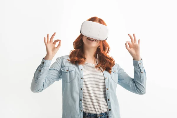 Adolescent rousse souriant montrant des signes ok et utilisant un casque vr, isolé sur blanc — Photo de stock