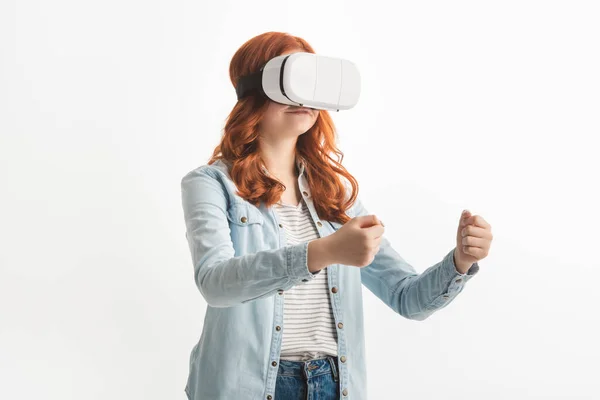 Adolescent rousse gestuelle et en utilisant casque de réalité virtuelle, isolé sur blanc — Photo de stock