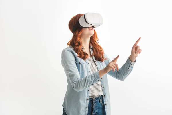 Bella rossa emotiva adolescente gesticolando e utilizzando auricolare realtà virtuale, isolato su bianco — Stock Photo