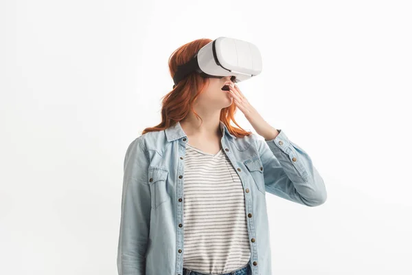 Schockierter Teenager gestikuliert und benutzt vr-Headset, isoliert auf weiß — Stockfoto