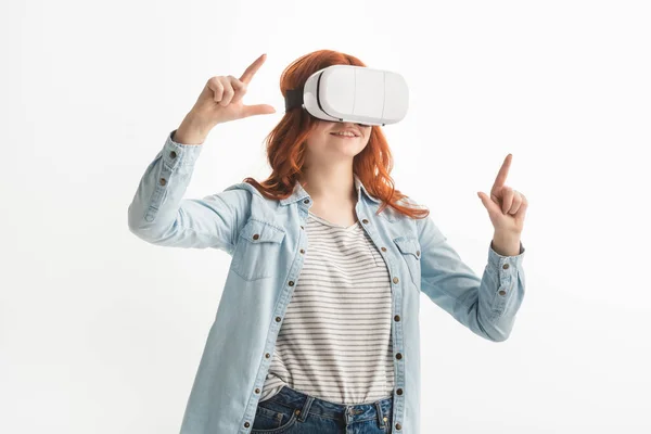 Bella emotivo adolescente gesticolando e utilizzando auricolare realtà virtuale, isolato su bianco — Stock Photo