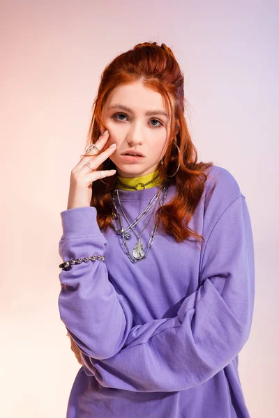 Красива нудна руда дівчина-підліток, на фіолетовому і бежевому — стокове фото