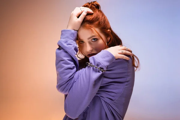 Красива руда жінка-підліток, на фіолетовому і бежевому — стокове фото