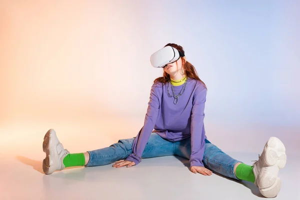 Entediado teen menina usando vr fone de ouvido, em roxo e bege — Fotografia de Stock