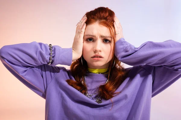 Preocupado chica adolescente estresado, en púrpura y beige - foto de stock