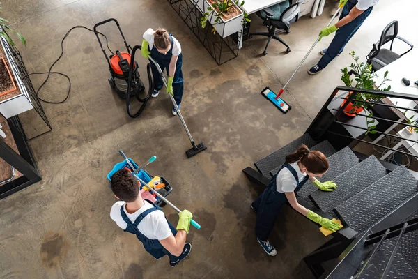 Vue du dessus de l'équipe de nettoyage nettoyage entreprise nettoyage bureau moderne — Photo de stock