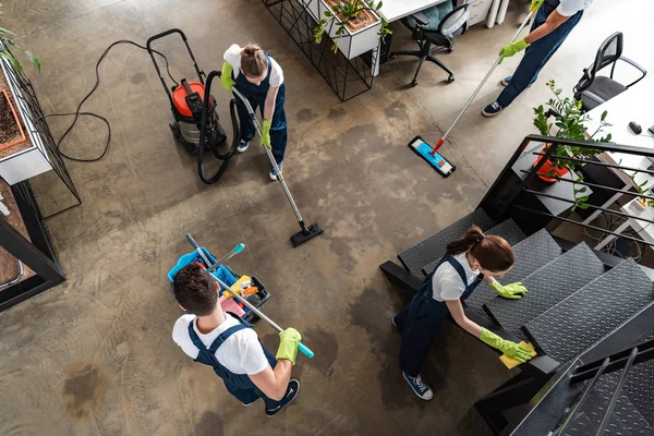 Vista superior da limpeza equipe da empresa limpeza escritório moderno — Fotografia de Stock