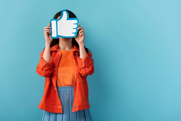 Frau verdeckt Gesicht mit Papier wie auf blauem Hintergrund — Stockfoto