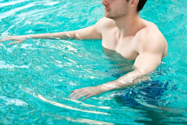Vista recortada del entrenamiento del hombre en la piscina - foto de stock