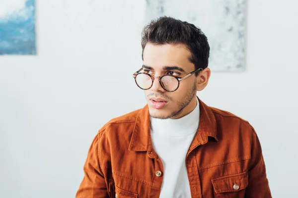 Schöner Mann mit Brille schaut zu Hause weg — Stockfoto