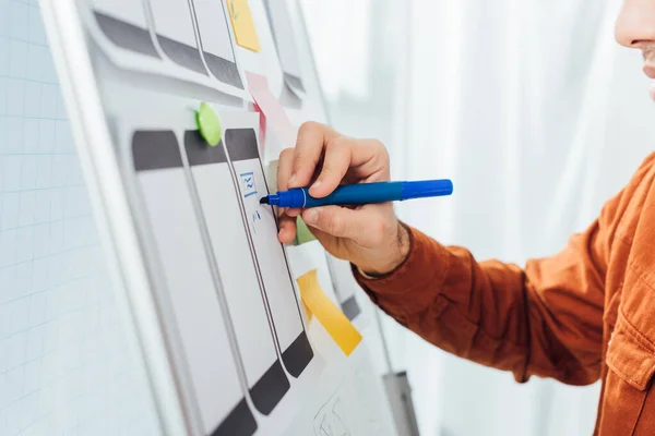 Ausgeschnittene Ansicht des Entwicklers mit Marker-Planung ux-Design der mobilen Website mit Vorlagen auf Whiteboard — Stockfoto