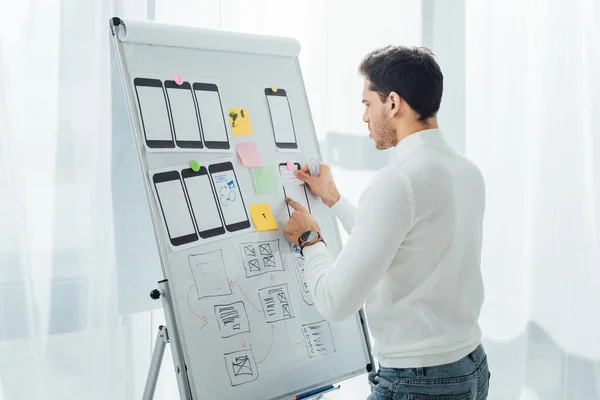 Vue latérale de la conception de planification de développeur de site Web mobile avec des modèles sur tableau blanc — Photo de stock
