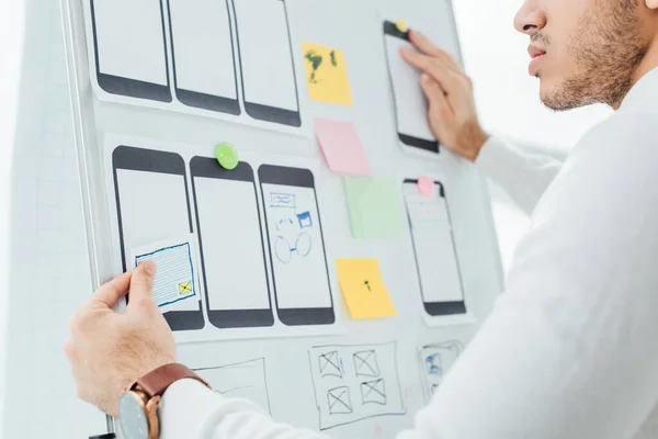 Ausgeschnittene Ansicht des Designers kreative Gestaltung der mobilen Website mit Vorlagen auf Whiteboard im Büro — Stockfoto