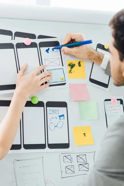 Selective focus of designers planning user experience design of mobile website on whiteboard — Stock Photo