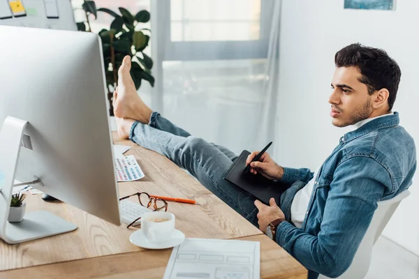 Foco seletivo do designer ux usando gráficos tablet e computador enquanto trabalhava em projeto na mesa no escritório — Fotografia de Stock