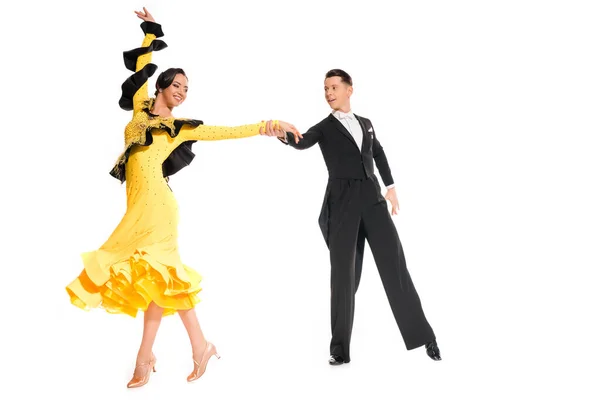Elegantes junges Paar von Standardtänzern, die isoliert auf Weiß tanzen — Stockfoto