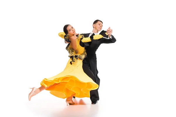 Élégant jeune couple de danseurs de salon dansant sur blanc — Photo de stock