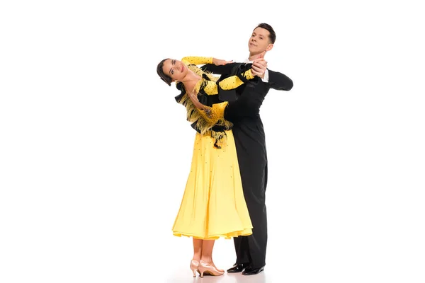 Elegante joven pareja de bailarines de salón bailando en blanco - foto de stock