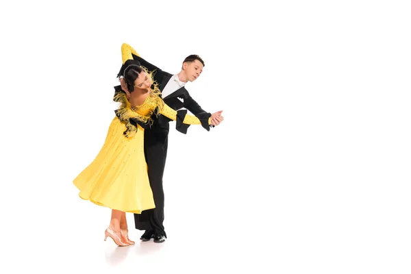 Elegante joven pareja de bailarines de salón bailando aislados en blanco - foto de stock