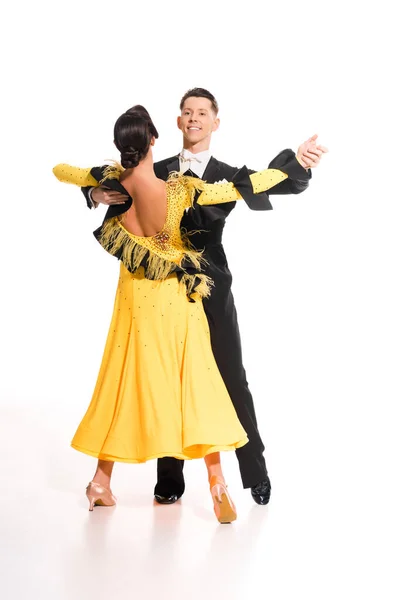 Elegante joven pareja de bailarines de salón bailando aislados en blanco - foto de stock