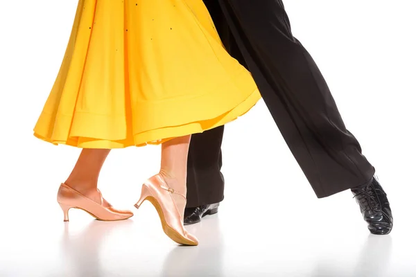 Vista recortada de elegante pareja joven de bailarines de salón bailando en blanco - foto de stock