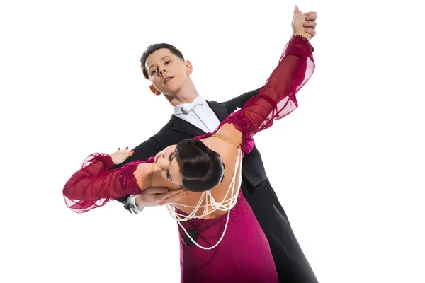 Elegante pareja joven de bailarines de salón en vestido rojo en traje bailando en blanco - foto de stock