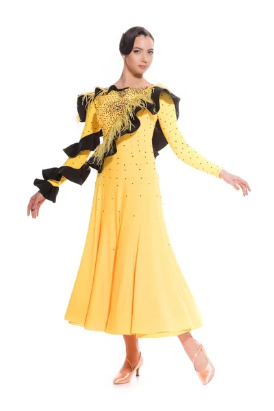 Elegante giovane ballerina da sala in abito giallo che balla isolata sul bianco — Foto stock