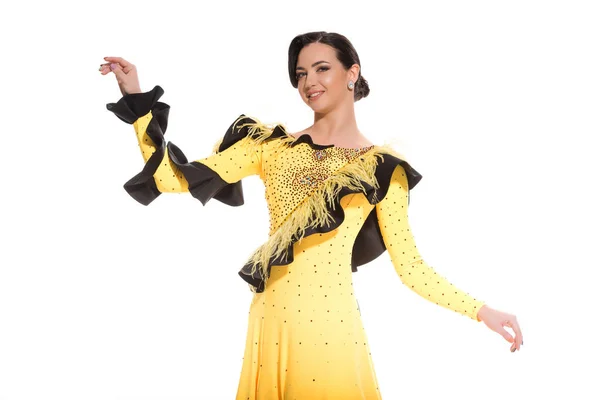 Усміхнений елегантний молодий бальний танцюрист у жовтій сукні танцює ізольовано на білому — стокове фото