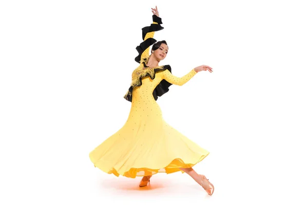 Элегантный молодой бальный танцор в желтом платье, танцующий на белом — стоковое фото