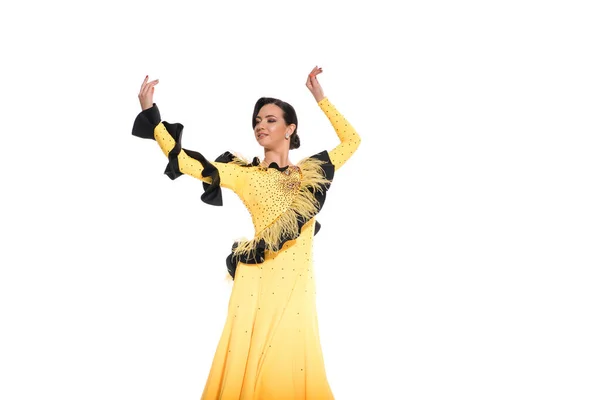 Elegante joven bailarina de salón en vestido amarillo bailando aislado en blanco - foto de stock