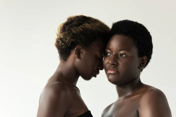 Привабливі голі афроамериканські друзі обіймаються ізольовано на сірому — стокове фото