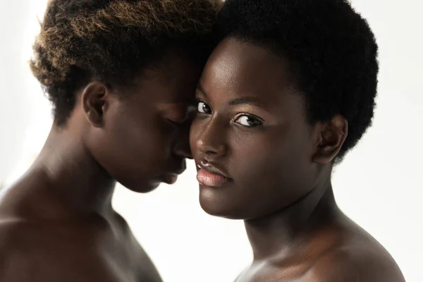 Tenera donne africane americane nude abbracciate isolate sul bianco — Foto stock
