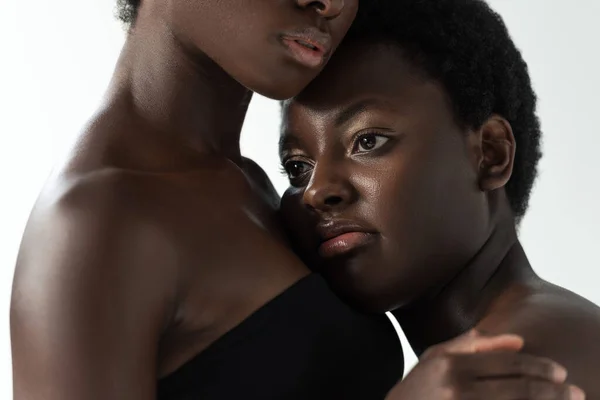 Обрізаний вид афроамериканських жінок на вершинах ізольовані на сірому — стокове фото