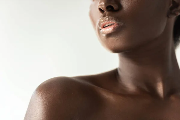 Vista recortada de tierna chica afroamericana desnuda aislada en gris - foto de stock